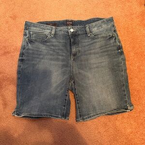 EUC NYDJ ELLA LIFT TUCK SHORTS SZ 16
